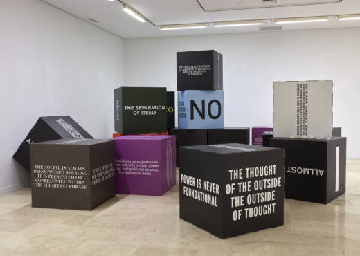 A hundred thousand billion societies, 2018. 16 cubes, colour printed cardboard. 90 x 90 x 90 cm c/u. Cortesía del artista y Galería Helga de Alvear, Madrid.