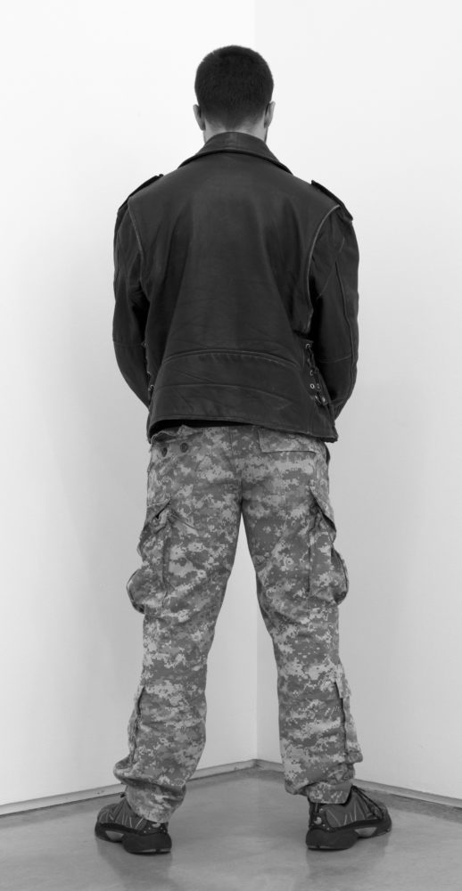 Veterano de las guerras de Afganistán, Irak y Vietnam cara a la pared. Team Gallery, Nueva York, EEUU. Abril de 2013. Fotografía B/N. 212 x 113 cm