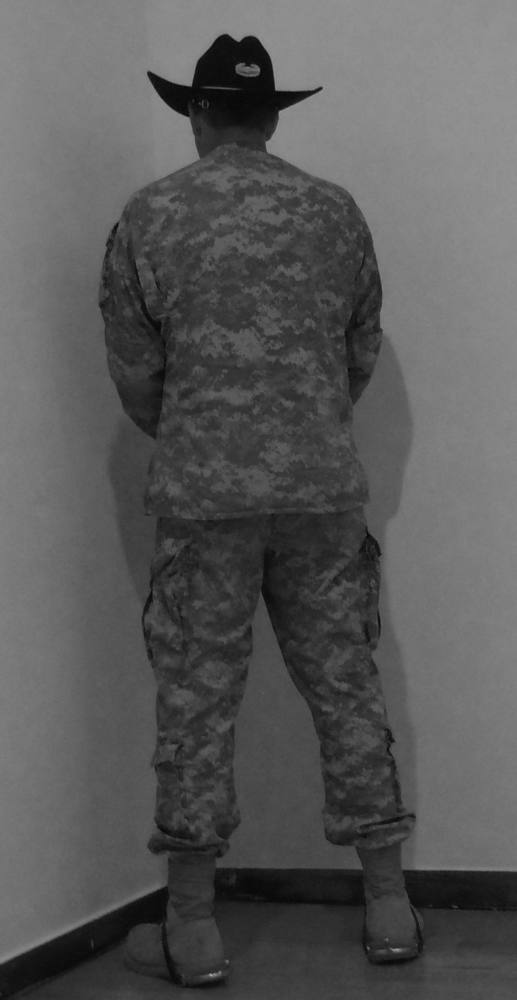 Veteran of the wars of Irak and Afghanistan facing the corner. Museum of Contemporary Art, Massachusetts, EEUU. Junio de 2011. Fotografía  B/N. 212 x 113 cm