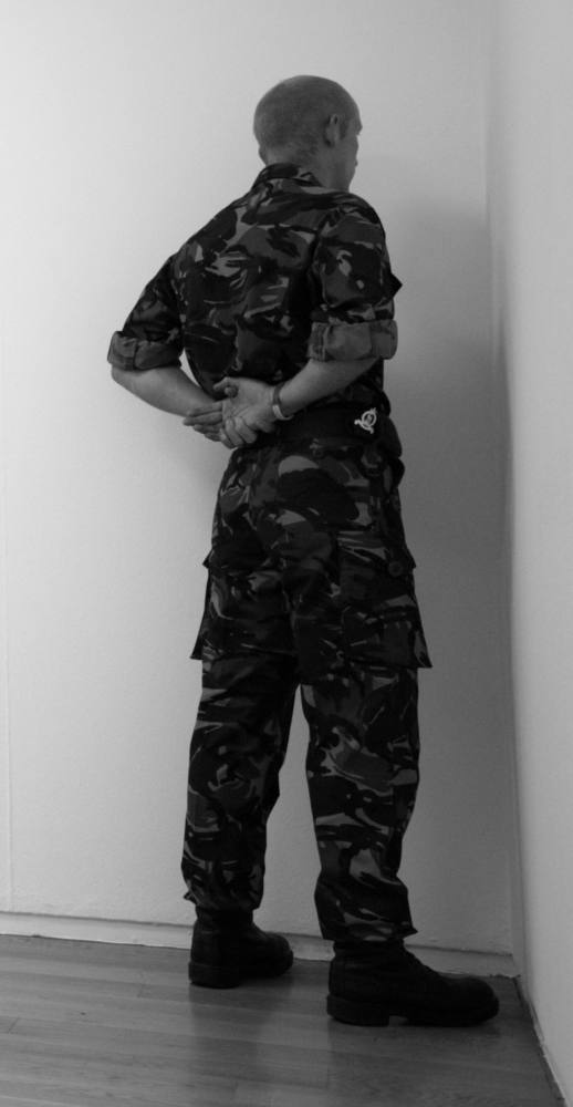 Veteran of the wars of Irak, Afghanistan and North Ireland facing the corner. 11 Rooms exhibition. Manchester Art Gallery, Manchester, Reino Unido. Junio de 2011. Fotografía B/N. 212 x 113 cm