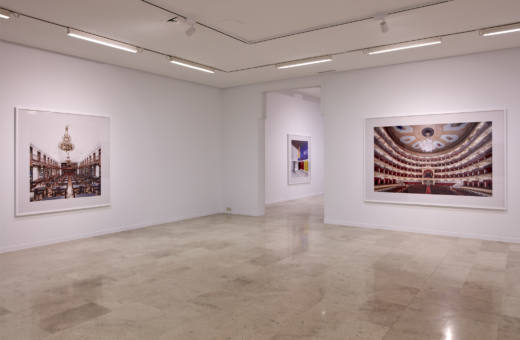 Vista de la exposición. Candida Höfer, About Structures and Colors, 2019. © Joaquín Cortés